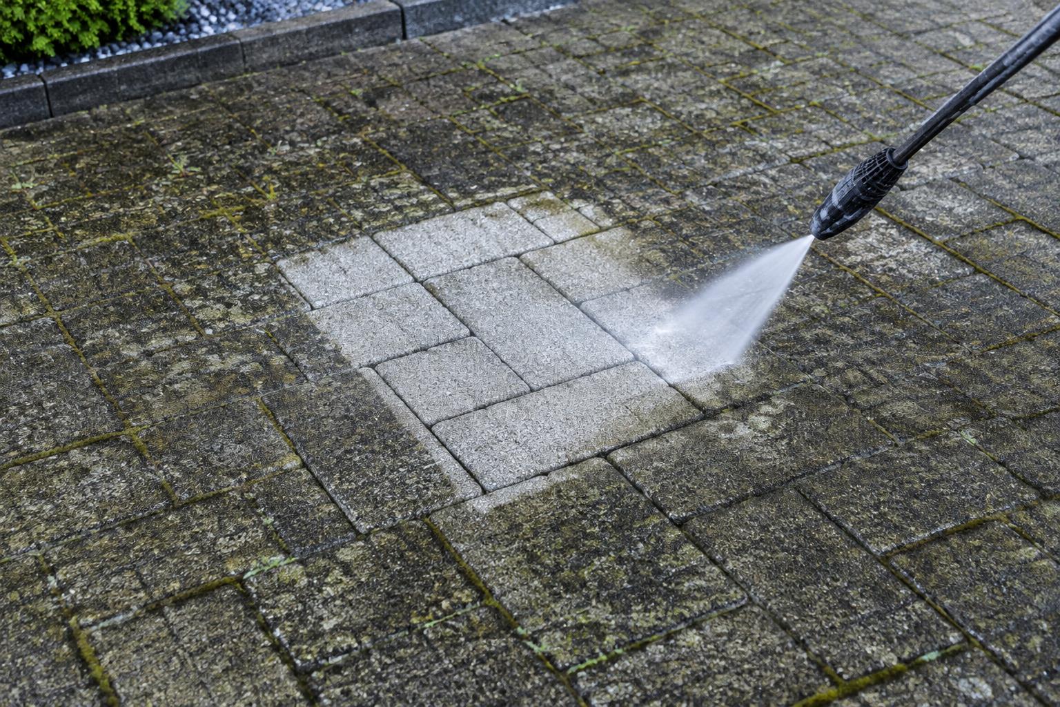 Beispiel einer gereinigten Probefläche auf Pflastersteinen